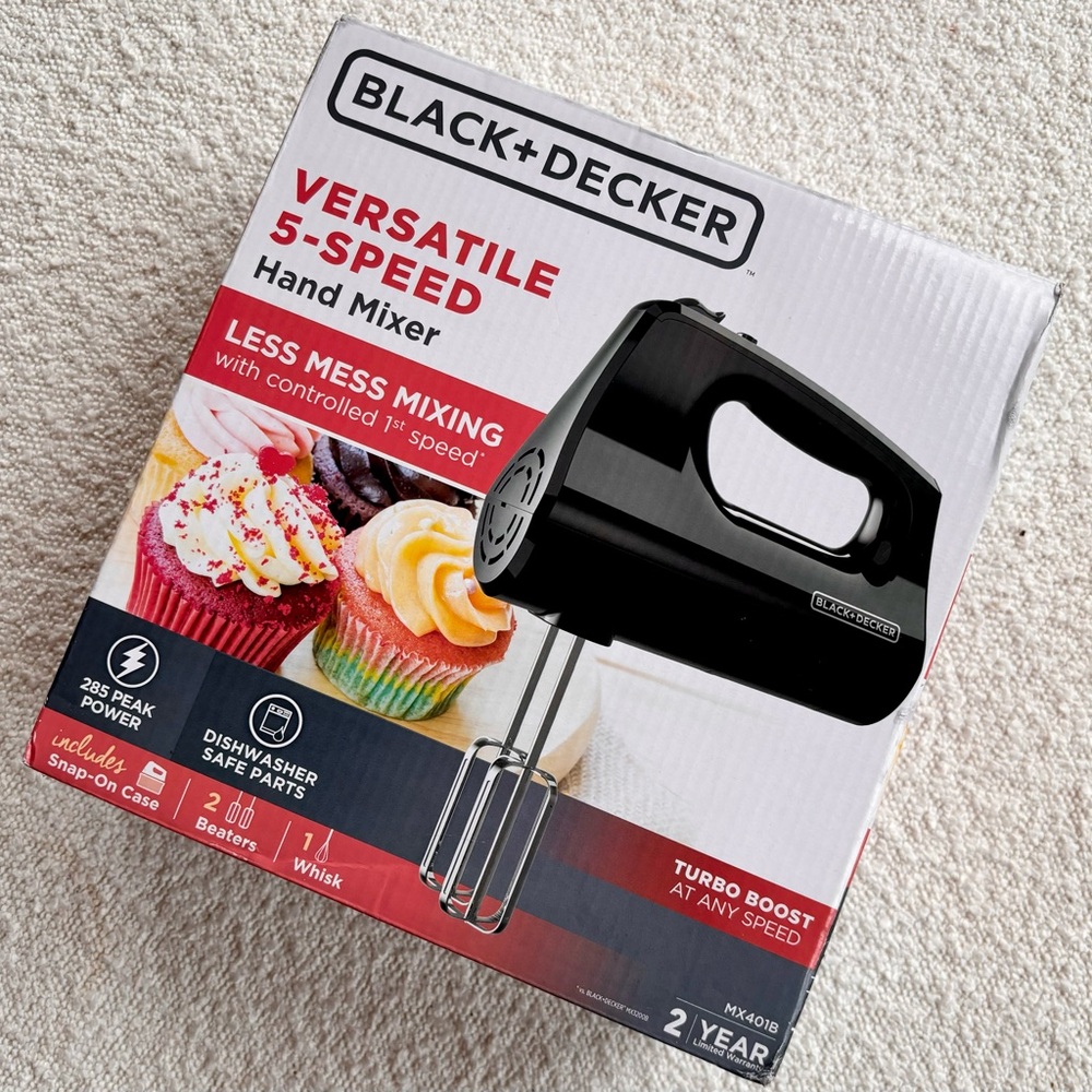 NWT Black and Decker 5-Speed Versatile Hand Mixer Case and 2 whisks never opened